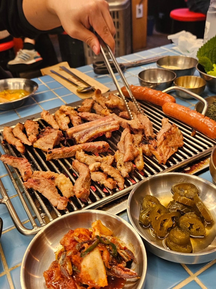  합정)마포 고바우 : 밑반찬으로 양념게장이 나오는 레트로 감성 가득한 소갈비 전문점 (돼지갈비 300g 17,000원)