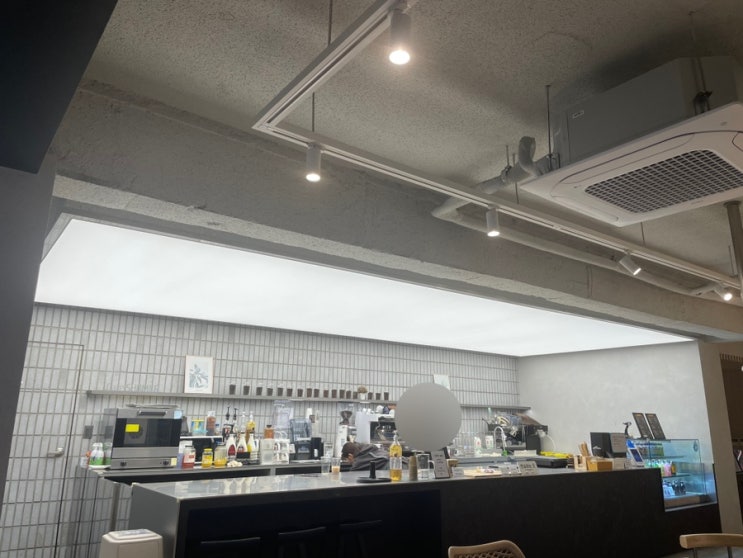  부천 괴안동 다양한 굿즈들과 디저트들이 있는 분위기 좋은 카페 쇼메르