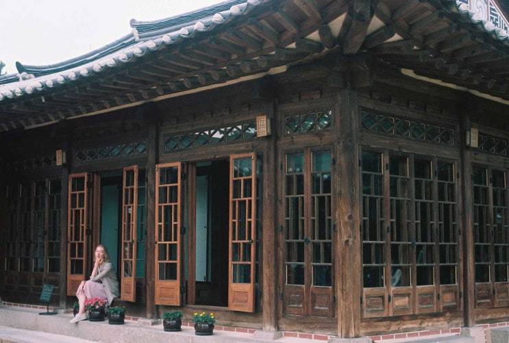  가회동 백인제 가옥 : 돌배꽃과 홍단풍이 찾아온 봄