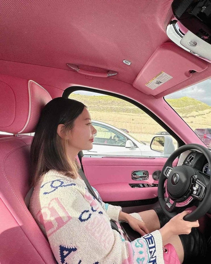 '명품 옷은 기본' 클라라, 슈퍼카에 백까지...명품으로 도배된 일상 "억소리 나네" '명품 옷은 기본' 클라라, 슈퍼카에 백까지...명품으로 도배된 일상 "억소리 나네"