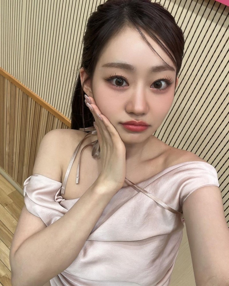 키스오브라이프 쥴리 인스타그램 옷 패션 / 페인오어플레져 슬리브리스 탑