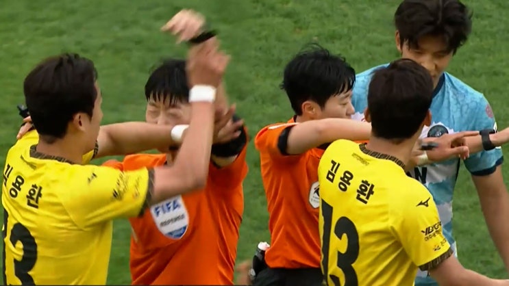 [K리그2] 경기 도중 주심 밀친 <b>전남</b> 드래곤즈의 <b>김용환</b>, 향후... 