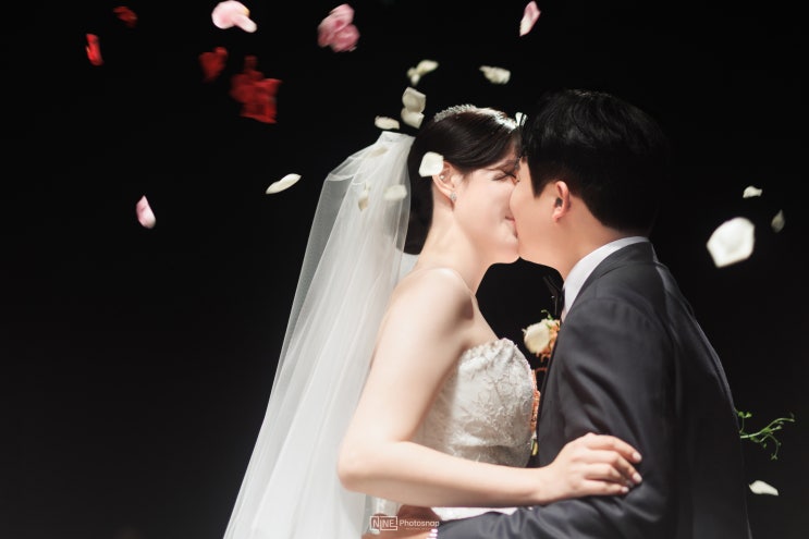  수원 라마다호텔에서 치러진 결혼식 사진 입니다. [나인포토스냅] 본식 / 어두운 홀 / 호텔 결혼식
