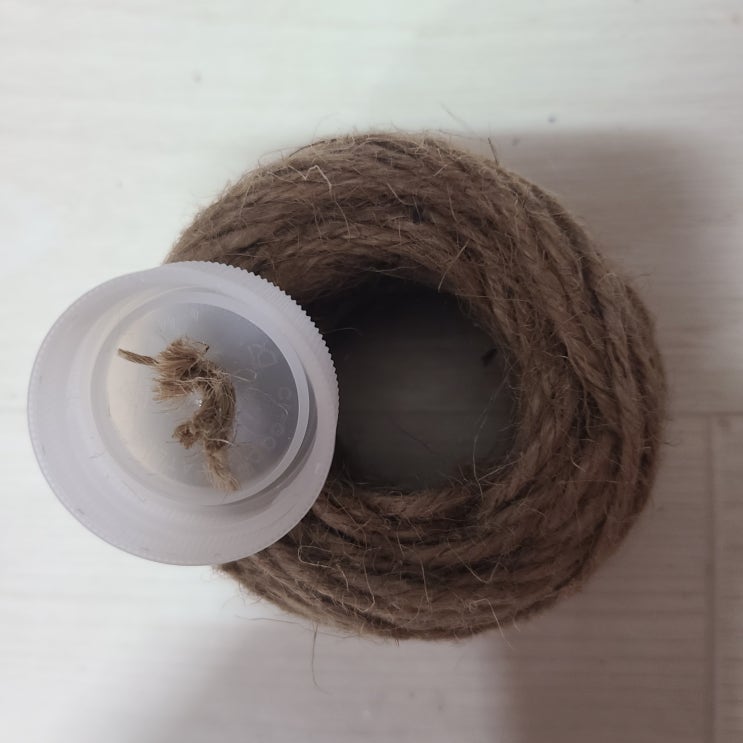 피티병 병 뚜껑에 구멍 뚫고 마끈 끼우기 피티병 병 뚜껑에 구멍 뚫고 마끈 끼우기