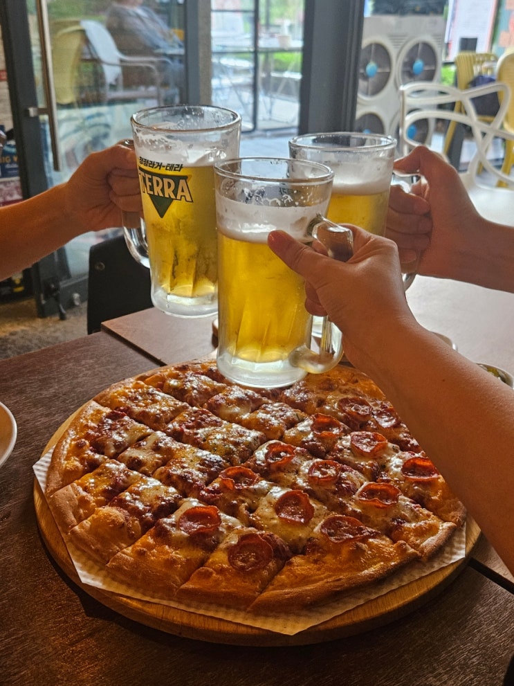  마곡)맥썸노이즈 : [내돈내산] 야외 테라스가 있는 유럽 펍 감성 가득한 가성비 피맥 맛집에서 팀 저녁(더블치즈&페퍼로니 반반,테라 생맥주,리뷰 이벤트 10% 할인)