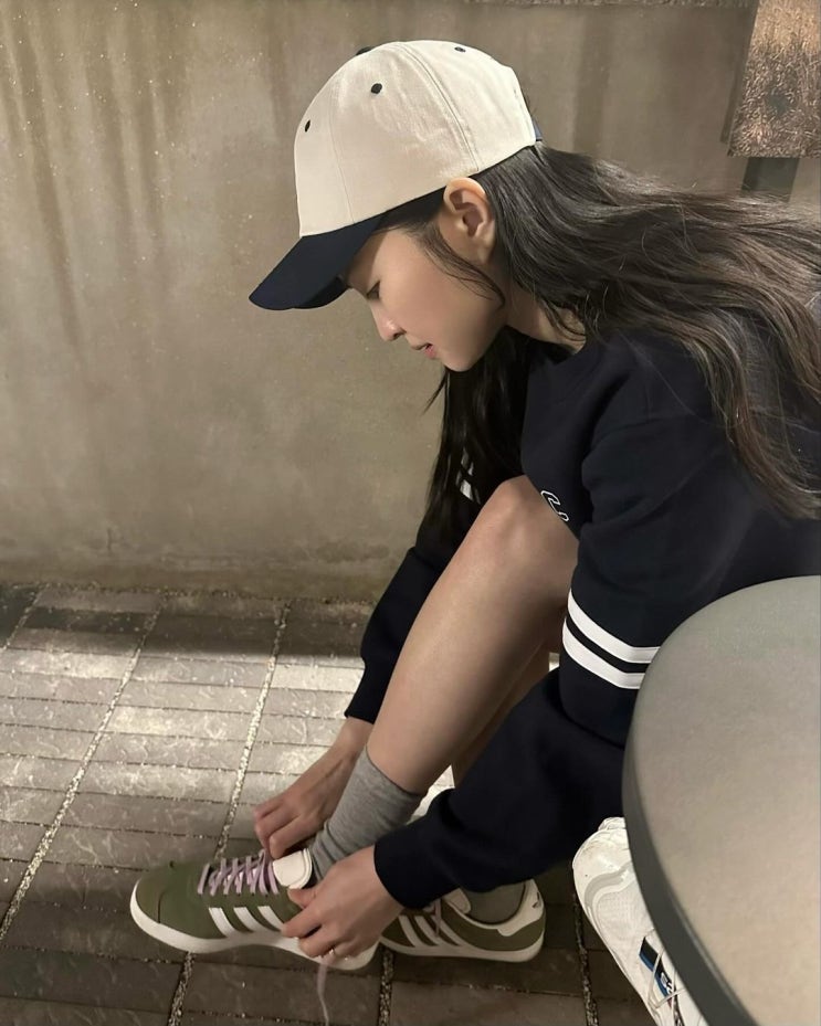  류이서의 데일리 여성 운동화로 치마에도 잘 어울리는 아디다스 가젤 여자 스니커즈 정보