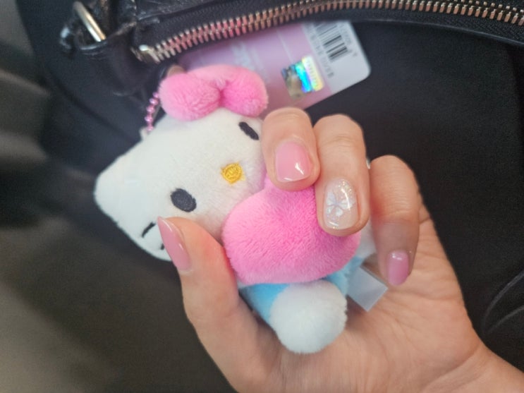  [네일] 이대) 바니샵 : 4월 나트랑 가족 여행 전 나비 2마리 포인트 핑크 풀컬러 젤네일  (BANDI BSH126 Berry Pink)