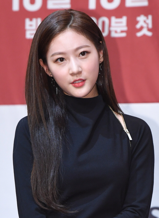 '열애설→복귀 무산' 김새론, 반복되는 '빛삭'...셀프 논란 유발 '열애설→복귀 무산' 김새론, 반복되는 '빛삭'...셀프 논란 유발