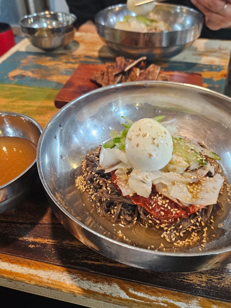  광명사거리)불독냉면 : [내돈내산] 매운 냉면에 바베큐가 땡길 땐 무조건 광명 새마을시장 (불독냉면+바베큐 세트, 냉&온육수 최고, 냉면 곱배기 천원 추가)
