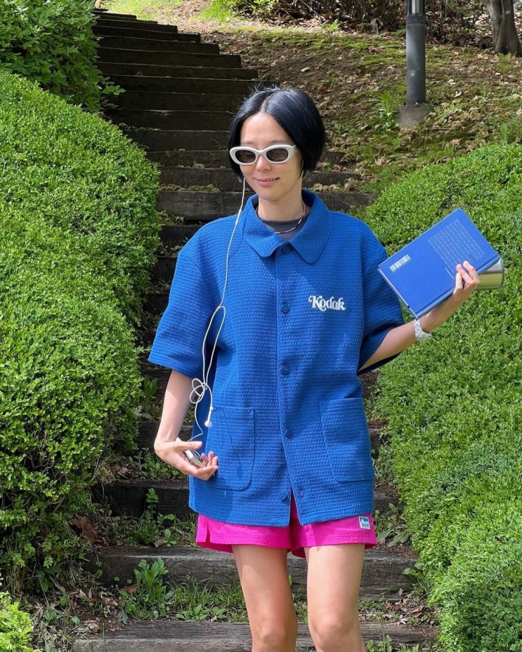  40대 엄마들의 여름 패션 참고서인 김나영의 센스 있는 양말 코디와 함께한 푹신한 여자 샌들은?