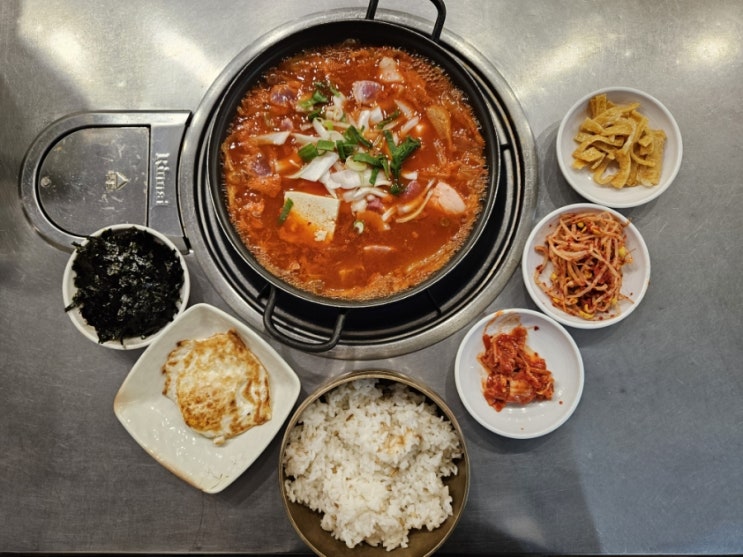  강남 직장인 점심 추천 끓여먹고, 비벼 먹는 김치찌개 맛집 '대독장 강남역점'