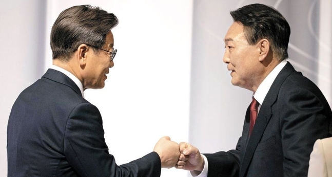 尹-李 <b>영수회담</b> 앞두고…1인당 25만원 ‘민생회복지원금’도... 