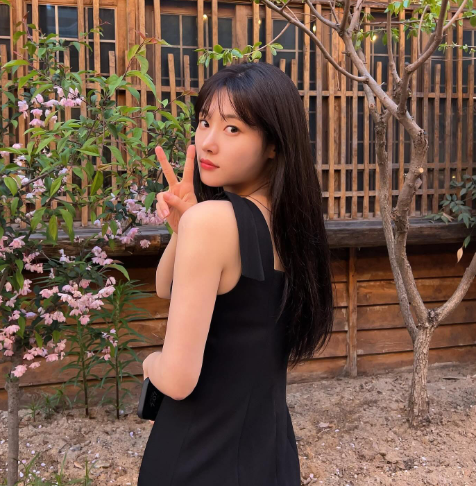  주말 데이트룩으로 좋은 선택인 정채연이 코디한 민소매 나시 블랙 원피스는 ?