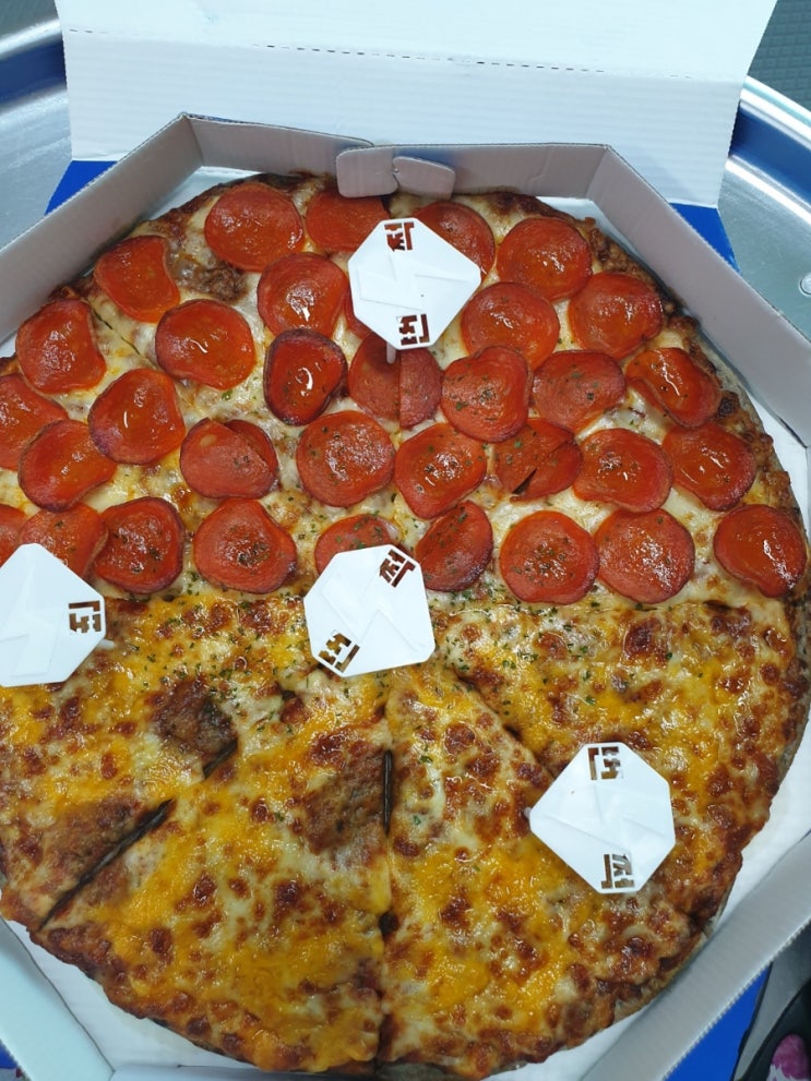  번쩍피자메가울트라 치즈만수르 페퍼로니 반반피자