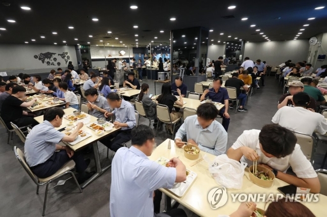 “월급에서 36% 떼가면 어찌사나”…국민들 난리나게 한 ‘이것’ 뭐길래 “월급에서 36% 떼가면 어찌사나”…국민들 난리나게 한 ‘이것’ 뭐길래