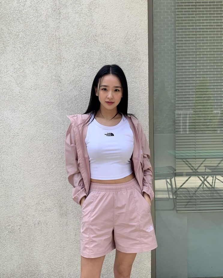 '금융인' 손연재, 출산 두달만에 늘씬 몸매...크롭톱도 완벽 소화 '금융인' 손연재, 출산 두달만에 늘씬 몸매...크롭톱도 완벽 소화