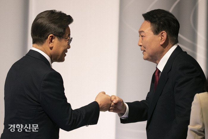 첫 <b>영수회담 추진</b>! 떨어진 <b>대통령</b> 지지율 때문? 어떤 이야기가... 