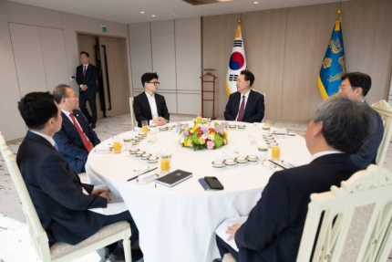 '화해 거부'? 尹 <b>오찬</b> 초청에 <b>한동훈</b> "<b>건강상</b> 이유로 거절"
