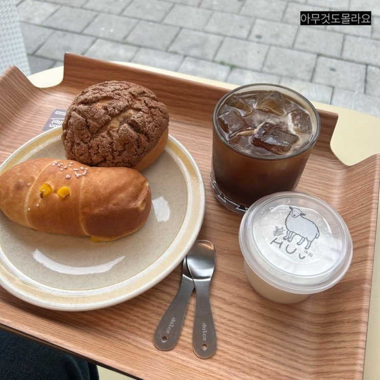  푸딩먹으러갔다가 옥수수소금빵 냠 <미금역 휴유>