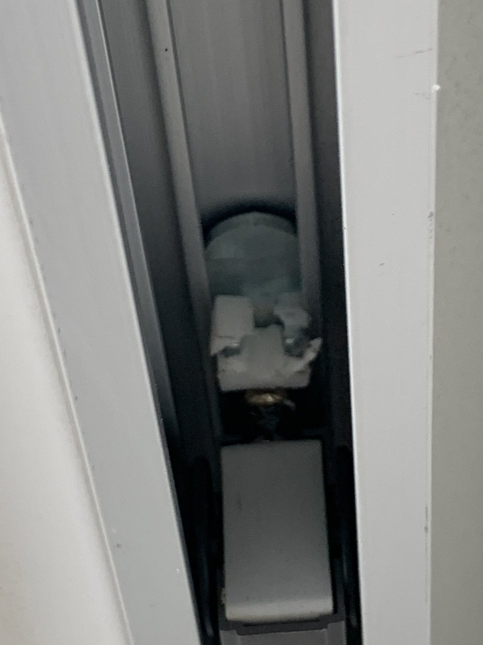 고장난 슬라이딩도어 미닫이문수리 전문으로 하는 곳
