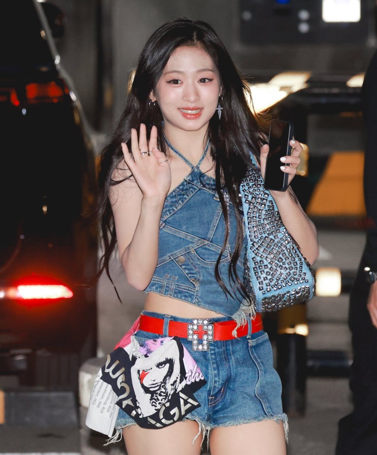 아이돌 <b>베이비몬스터</b> 아현 <b>인기가요</b> 퇴근 착장&알렉산더왕... 