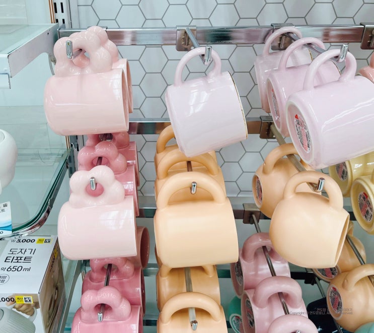 다이소 머그컵 커피잔 에스프레소잔 컵받침 커피컵 컵걸이 티포트 주방용품 다이소 머그컵 커피잔 에스프레소잔 컵받침 커피컵 컵걸이 티포트 주방용품
