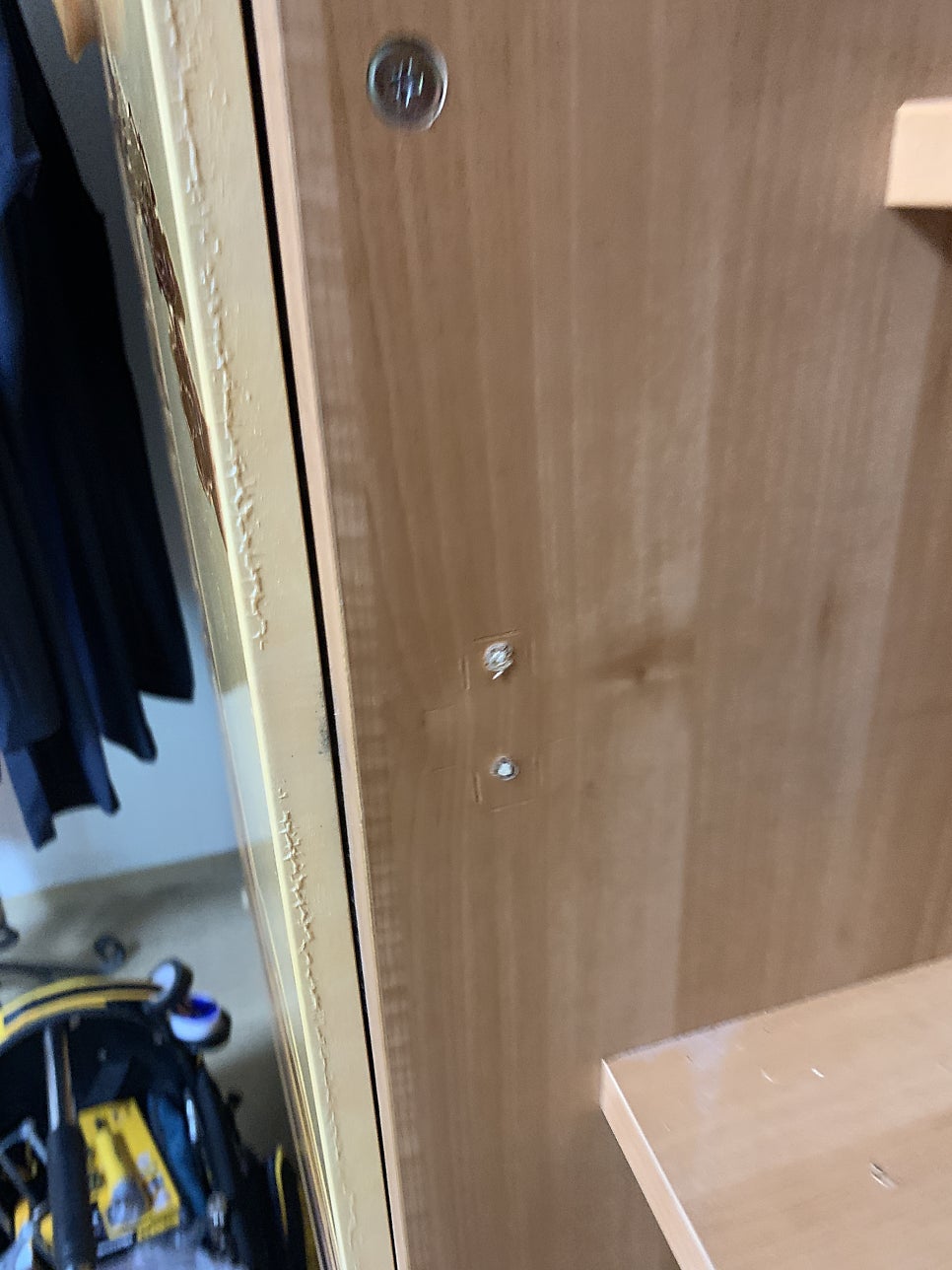 오래된장농 문짝떨어져 경첩교체로 해결