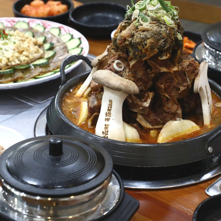  김해 맛집 :: 제주산 목뼈만을 숙성한 해장국 감자탕 [뼈대있는해장국 주촌점] - 김해 주촌 국밥 맛집