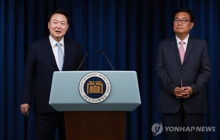 윤대통령 <b>신임</b> <b>비서실장</b> 임명된 <b>정진석</b>의원은? …기자출신... 