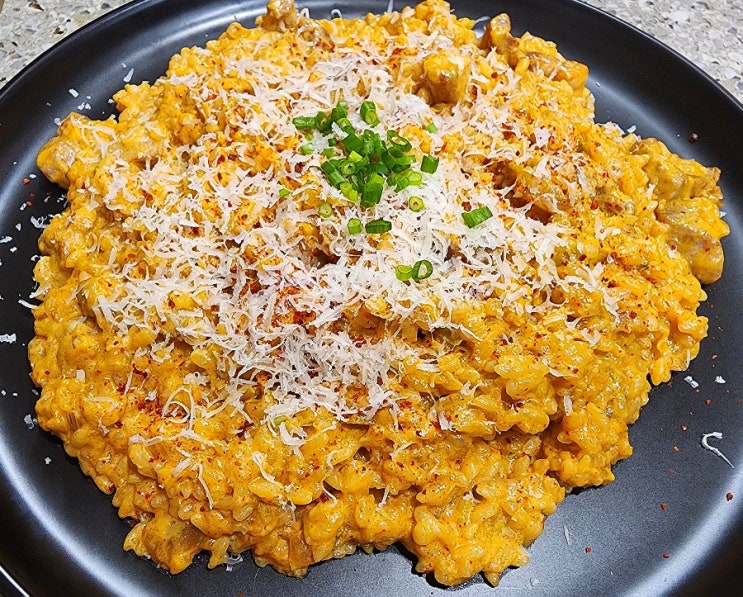  김치삼겹리조또 - 생쌀을 볶아서 우유와 함께 만든 리조또 레시피