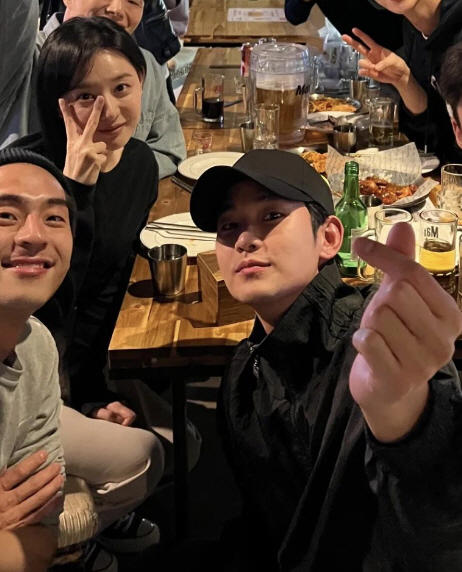 눈물의 여왕 종방연, 눈물의여왕 김수현 김지원, 눈물의 여왕 백홍커플, 눈물의 여왕 회식 사진, 김수현 김지원 커플룩