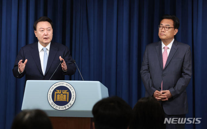 윤, <b>비서실장</b>에 <b>정진석</b> <b>임명</b>…"모든 부분서 원만한 소통할 것... 