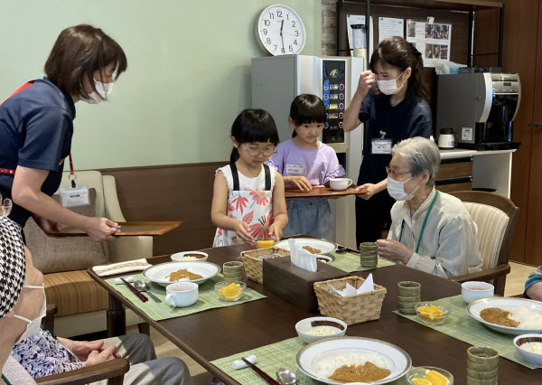 "자택이 요양원이 되는 마법의 비밀은?"…일본 '재택 간병' 1인자는 보험회사
