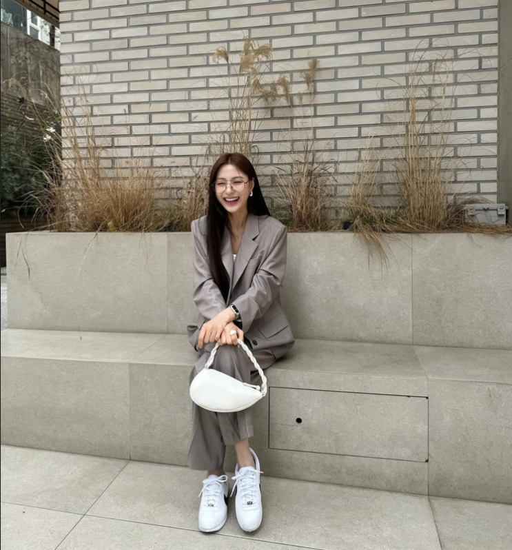  오하영의 긱시크한 여자 정장 셋업 패션에 어울리는 운동화로 나이키 코르테즈 여성 스니커즈