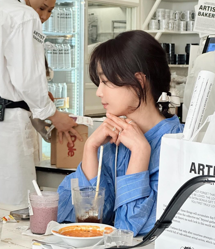  화창한 오후 데일리룩으로 100점인 스파 브랜드 H&M 블루 스트라이프 셔츠 블라우스 코디 feat. 기은세 OOTD