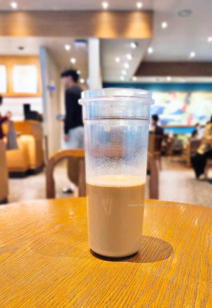  예전 그 플랫 화이트 아님 산미와 쓴맛이 별로라 조금 더 맛있게 먹는 법 스타벅스 아이스 플랫 화이트 그란데 사이즈 리스트레토 샷 추가 얼음없이 커스텀 후기