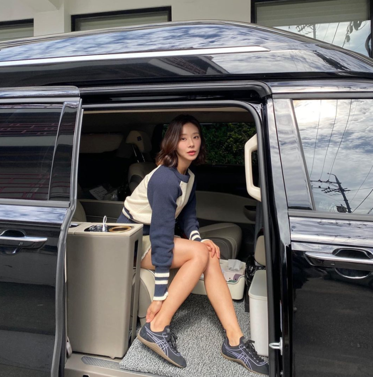  여자 연예인 인기 스니커즈로 이주빈이 신은 양말처럼 착 감기는 아식스 오니츠카타이거 여성 운동화