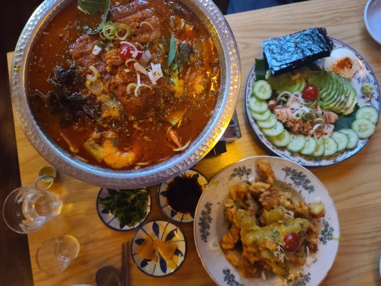  용리단길 맛집 데이트하기 좋은 무국적 요리 주점 동식탁