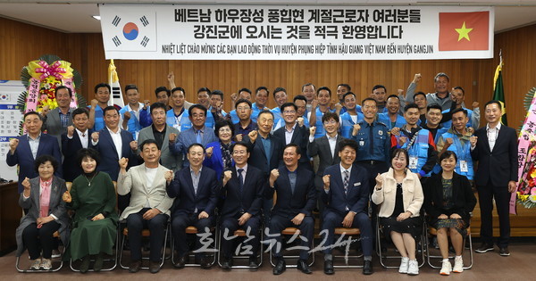  강진군과 11년 우정 베트남 풍힙현 신뢰 바탕, 강진 위해 일해줄 분들 “반가워요!”