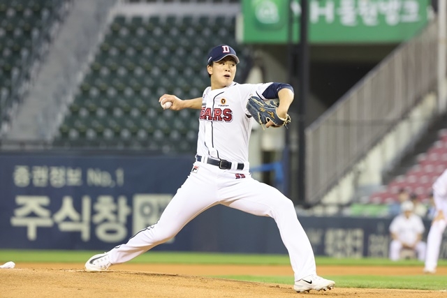 <b>두산</b>의 1라운더 <b>최준호</b>, 데뷔 첫 선발등판서 5이닝 1실점 호투.... 
