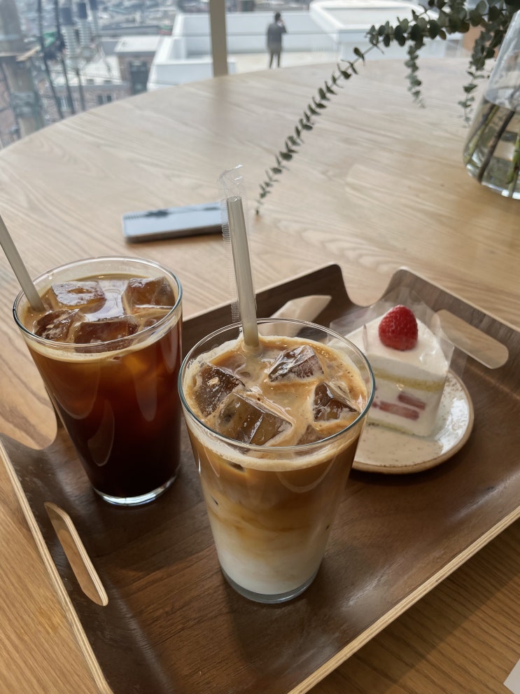  콤포타블남산_해방촌 딸기생크림케이크 이태원 경리단 남산소월길 그랑핸드 카페 뷰카페 인테리어 펫동반 주차가능