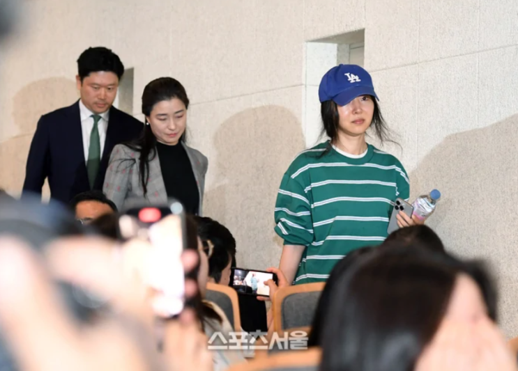 <b>어도어 대표</b>, 욕설·반말‧비속어 역대급 기자회견. <b>하이브</b>... 