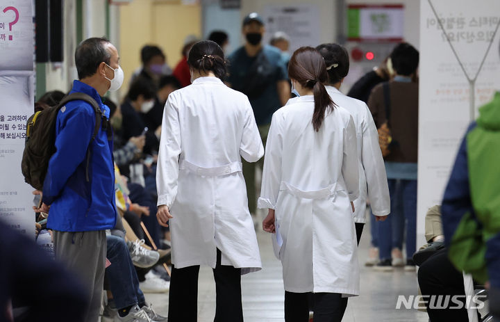 <b>의대 교수</b> 사직서 제출 한 달 <b>오늘부터</b> 사직 vs 정부 사직 효력... 