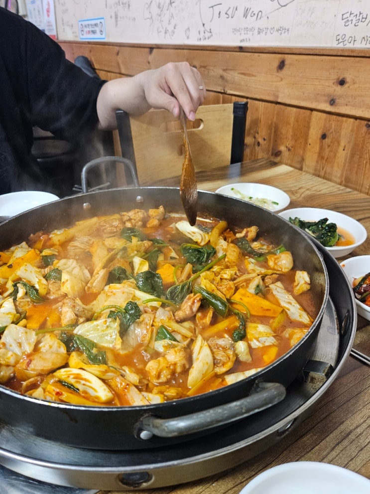  광명사거리) 수목원정 : [내돈내산] 새마을시장 속 매번 만석인 춘천 닭갈비 전문점에서 소주 2병 클리어 (우동사리&볶음밥 추가)