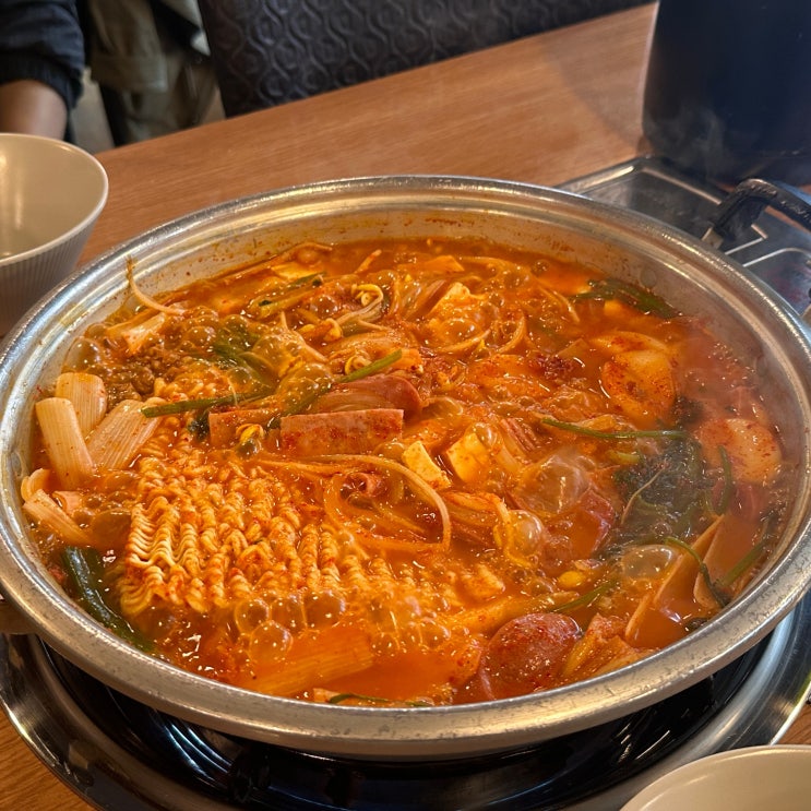  연희동 맛집 공룡부대찌개 기본 솥밥 나오는 부대찌개 맛집