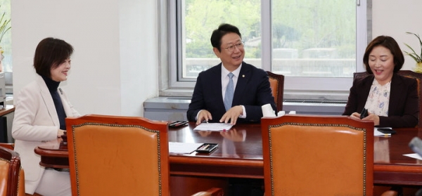 <b>민주당</b> “<b>원내대표</b> 1명 <b>출마</b>해도 과반 득표해야”