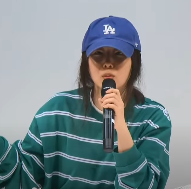 민희진 기자회견 옷 맨투맨 초록색 스트라이프 모자 브랜드