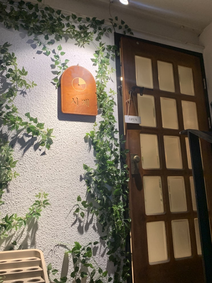  연남동 분위기 좋은 동화 같은 디저트 카페 [시계]