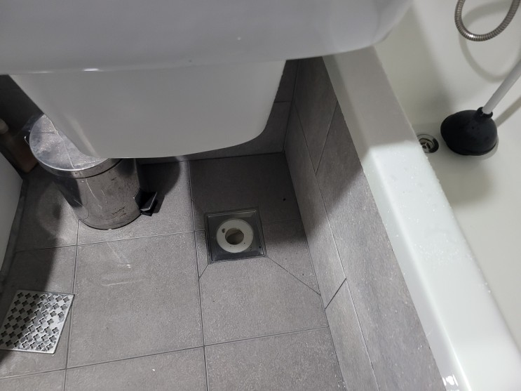 화장실 배수구 이물질 들어가 막혔을때 욕실 바닥 뚫기 서울 인천
