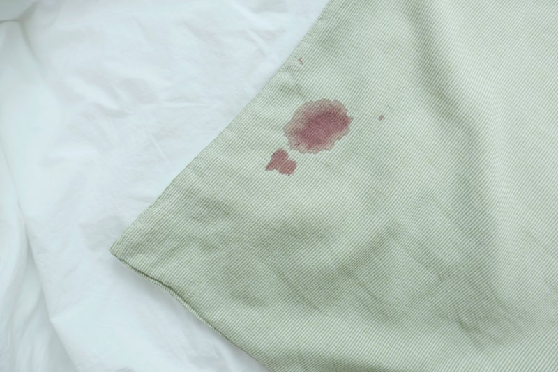 이불 옷 피 얼룩 제거 생리혈 피지우는 방법